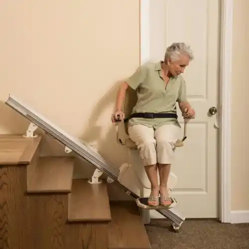 Een ervaren trapliftspecialist voert professioneel traplift uit